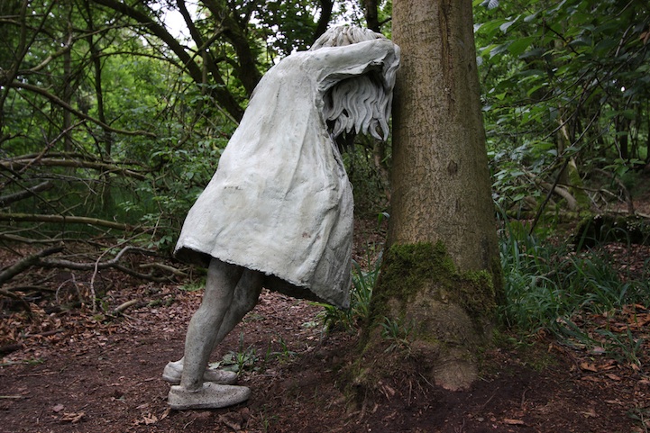 weepinggirls2 Beautifully Haunting Sculptures of Five Girls Weeping