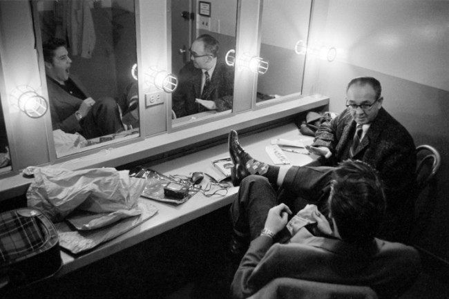 02 March 17 1956. Backstage at the Dorsey Brothers Stage Show rehearsal 650x433 Photographs of Elvis Presley in the Beginning by Alfred Wertheimer