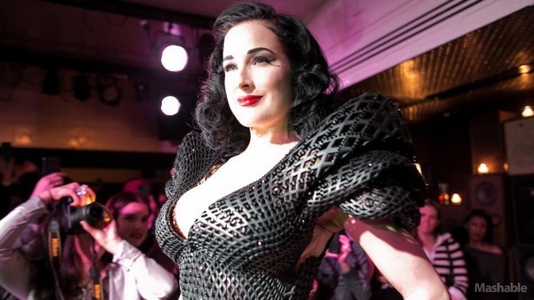 Style Icon Dita Von Teese Dita Von Teese Looking Sexy in Stylish 3D Printed Dress