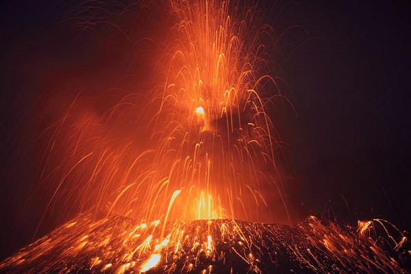 Wonderful Photos of Japans Recent Volcano Eruption amazing electrifying lightning Wonderful Photos of Japans Recent Volcano Eruption