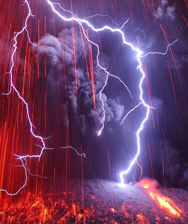 Wonderful Photos of Japans Recent Volcano Eruption electrifying lightning Wonderful Photos of Japans Recent Volcano Eruption