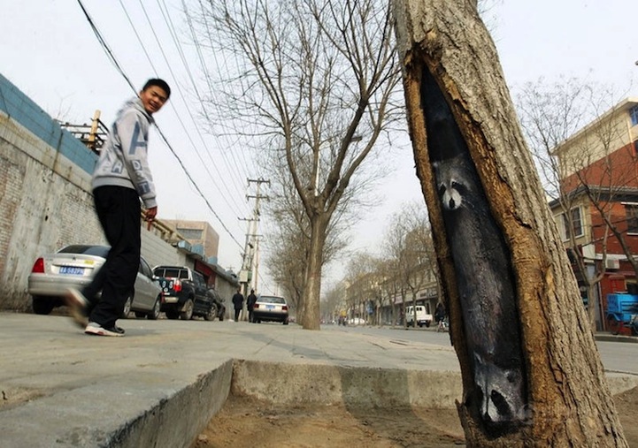 wangyuemeitu1 Spectacular Tree Hole Paintings Brighten Up Chinas Streets