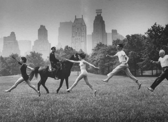 Life in Central Park, Summer 1961 01 Dancers in Central Park 1961 650x473 Life in Central Park, Summer 1961