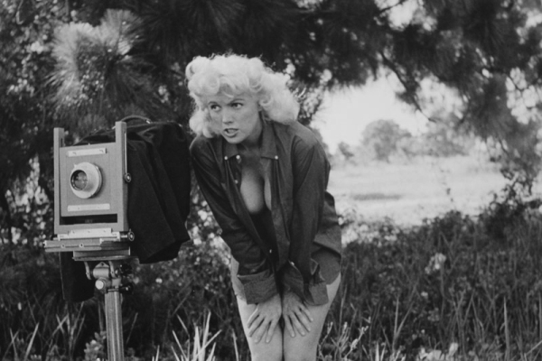 Interesting Self portraits of Bunny Yeager With Her Cameras in The 1950s Bunny+Yeager+with+Her+Cameras+1 Interesting Self portraits of Bunny Yeager With Her Cameras in The 1950s
