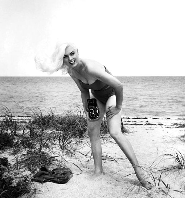 Interesting Self portraits of Bunny Yeager With Her Cameras in The 1950s Bunny+Yeager+with+Her+Cameras+3 Interesting Self portraits of Bunny Yeager With Her Cameras in The 1950s