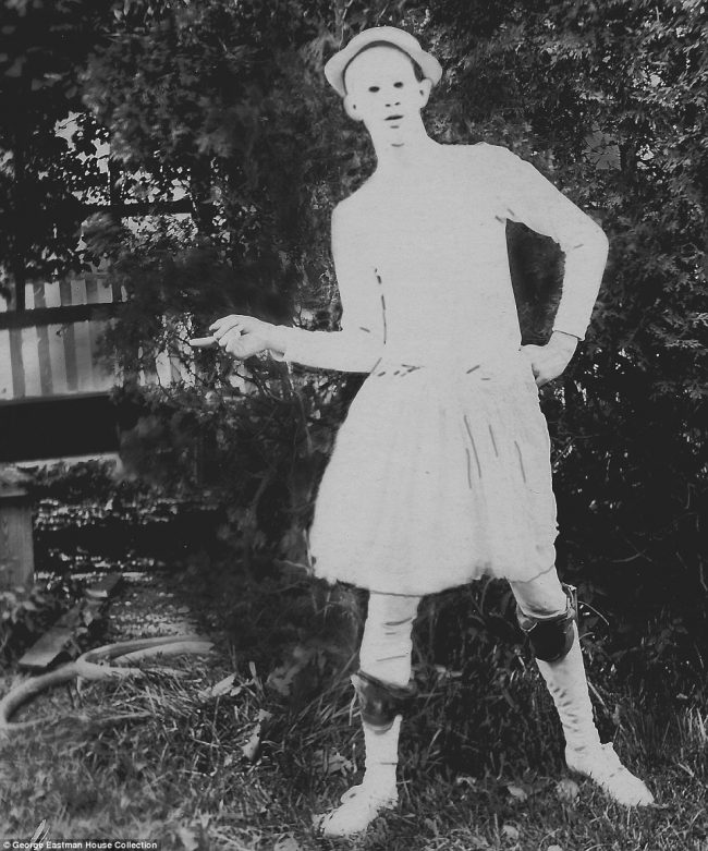 Creepy Victorian Era Photographs Creepy Victorian Era Photographs 2 650x781 Creepy Victorian Era Photographs