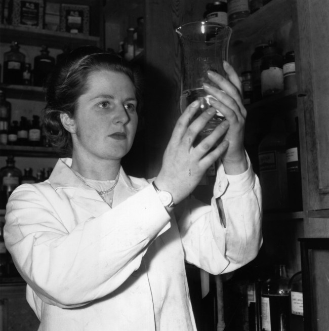 RIP Margaret Thatcher Photos Of Margaret Thatcher As A Young Woman in 1950s Photos Of Margaret Thatcher As A Young Woman 13 650x654 RIP Margaret Thatcher Photos Of Margaret Thatcher As A Young Woman in 1950s