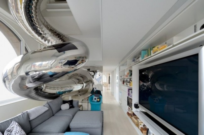 QuirkySkyhouseRenovationbyDavidHotsonArchitect1 650x432 Quirky Skyhouse Renovation by David Hotson + Ghislaine Viñas