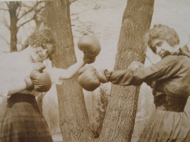 Women boxing 14 650x487 Old Photos of Women Boxing