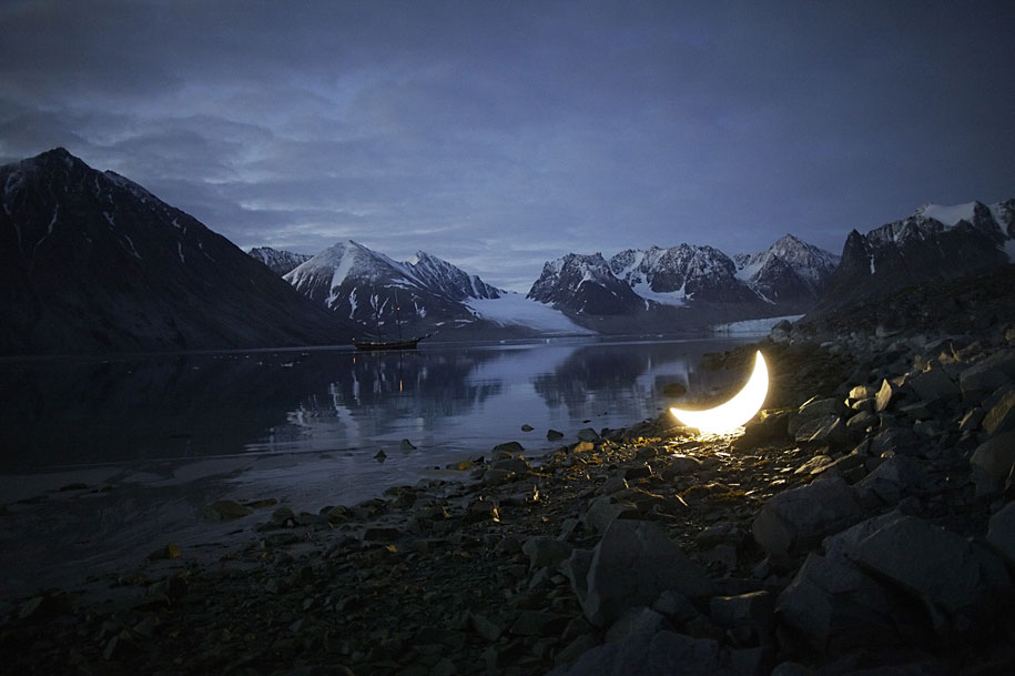 A Crescent Moon Lamp a crescent moon lamp 1 A Crescent Moon Lamp