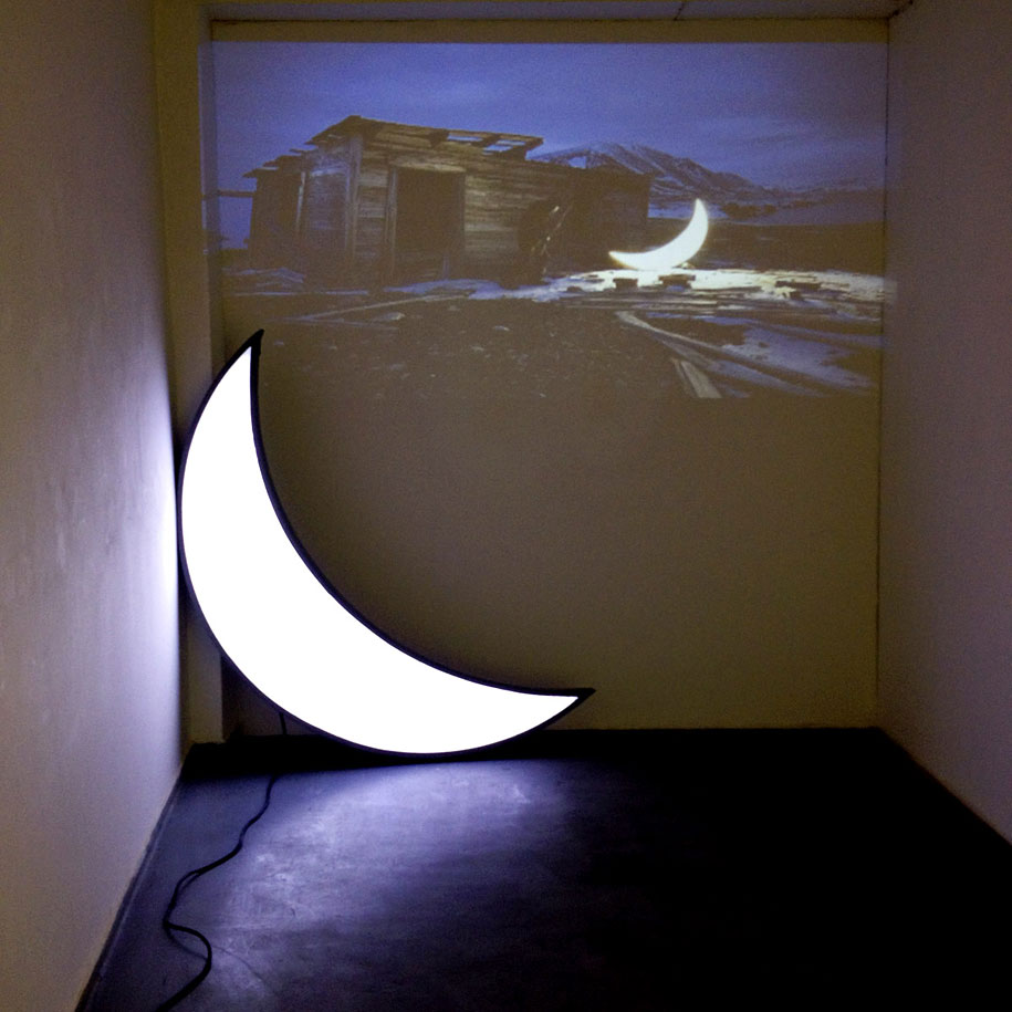 A Crescent Moon Lamp a crescent moon lamp 2 A Crescent Moon Lamp
