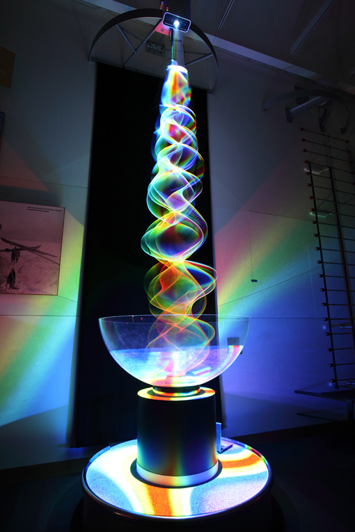 Mesmerizing Colors Revealed Through White Light Sculptures paulfriedlanderkineticlightsculptures1 Mesmerizing Colors Revealed Through White Light Sculptures