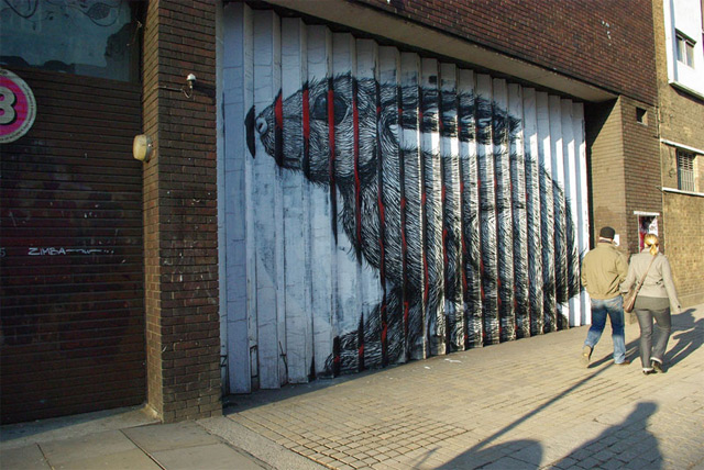 Lenticular StreetArt Piece by Roa roa in london 06 Lenticular StreetArt Piece by Roa