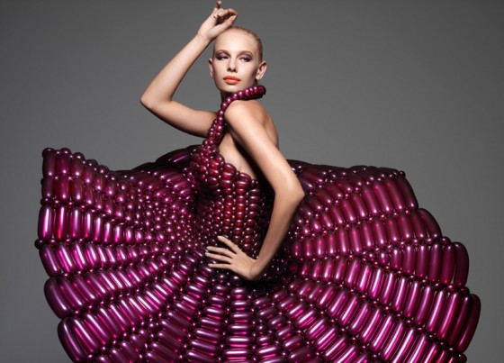 Rie Hosokai – Balloon Dresses Balloon Dresses Abiti dalta moda realizzati con palloncini2 560x403 Rie Hosokai – Balloon Dresses