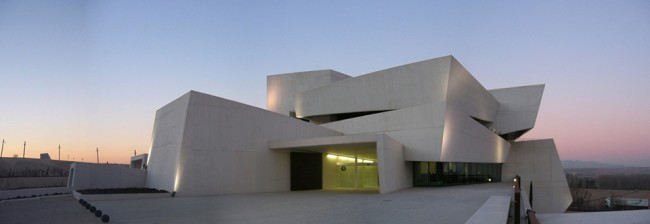 The 10 Winery Architecture Wonders of the World Bodegas Darien Winery 1 650x224 The 10 Winery Architecture Wonders of the World