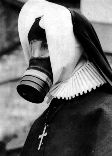 Funny Photos of Old Portraits in Gas masks Funny Photos of Old Portraits in Gas masks 1 Funny Photos of Old Portraits in Gas masks