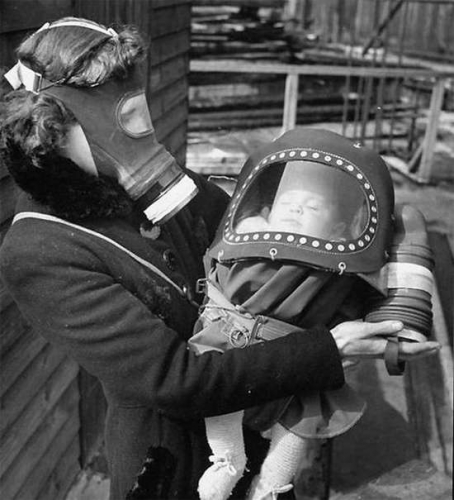 Funny Photos of Old Portraits in Gas masks Funny Photos of Old Portraits in Gas masks 2 Funny Photos of Old Portraits in Gas masks