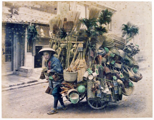 Shops and Stores in Japan in The 19th Century Japanese Shopping in The 19th Century 1 650x507 Shops and Stores in Japan in The 19th Century
