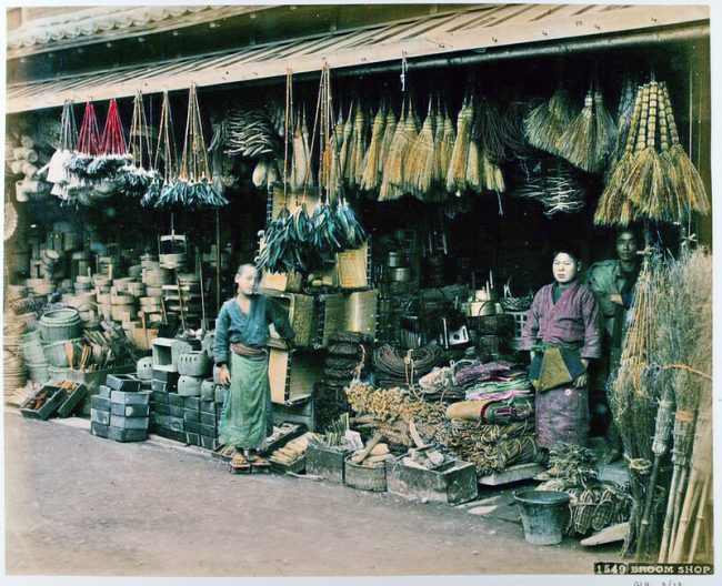 Shops and Stores in Japan in The 19th Century Japanese Shopping in The 19th Century 2 650x528 Shops and Stores in Japan in The 19th Century