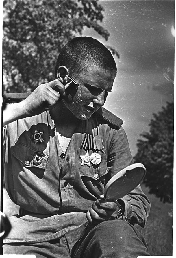Life of Soviet Soldiers in World War II Life of Soviet Soldiers in World War II 1 Life of Soviet Soldiers in World War II