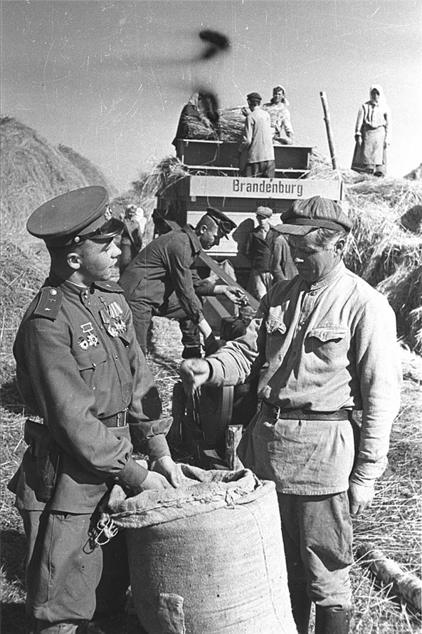 Life of Soviet Soldiers in World War II Life of Soviet Soldiers in World War II 8 Life of Soviet Soldiers in World War II
