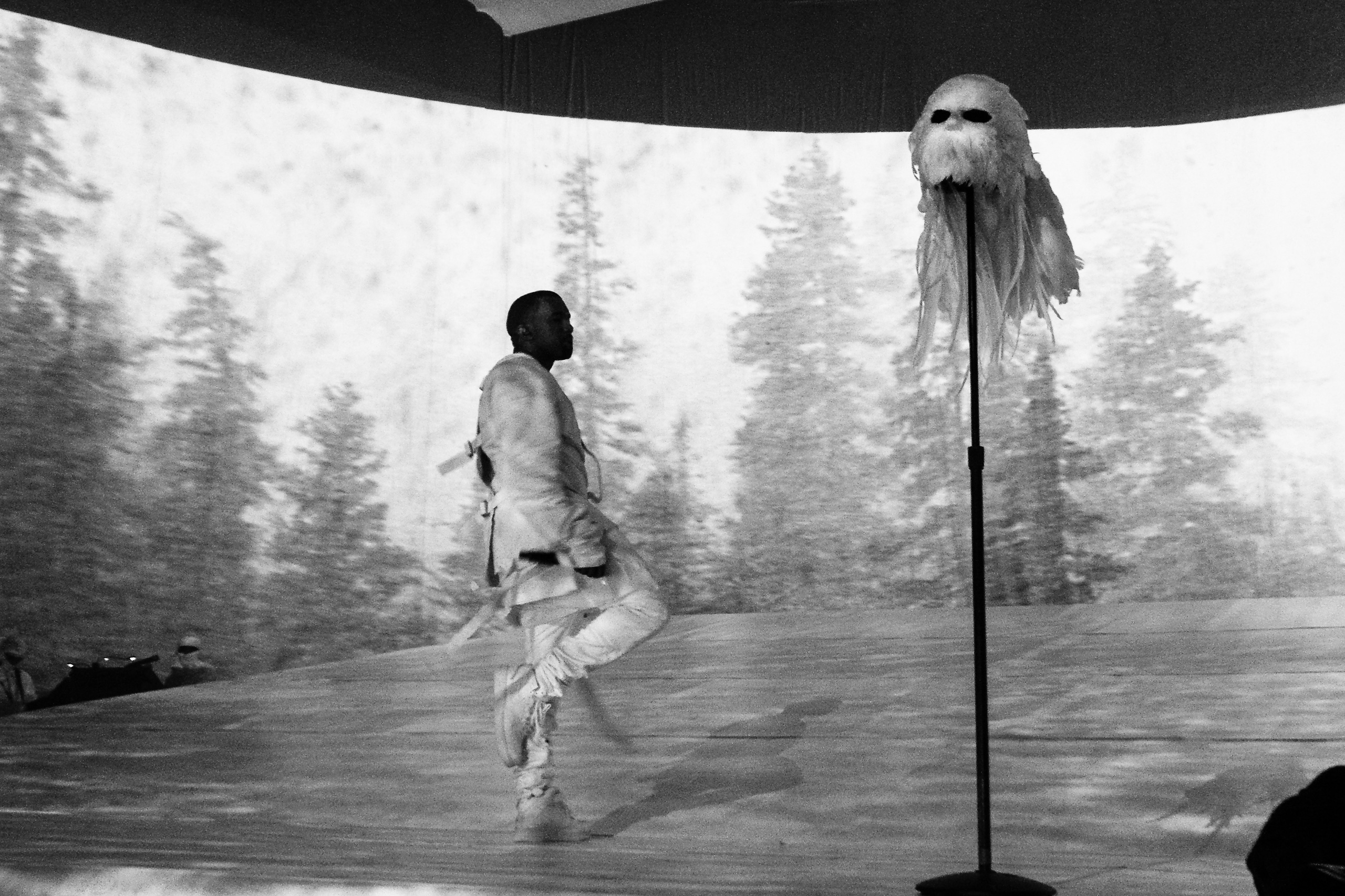 kanye west live zenith 2013 10 Kanye West    The New Slaves Stunt