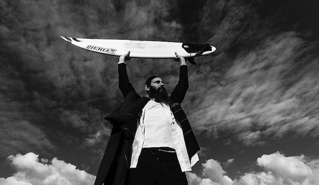 The Fascinating Life of An Orthodox Jewish Surfer orthodox jewish surfer 01 The Fascinating Life of An Orthodox Jewish Surfer