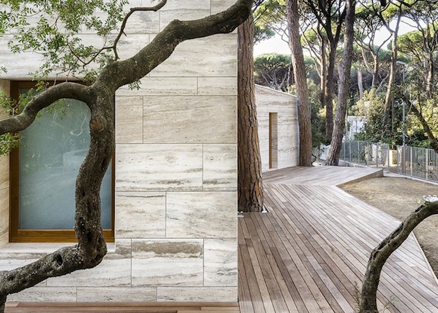 Sleek Travertine Home Within the Pine Woods Sleek Travertine Home Within the Pine Woods