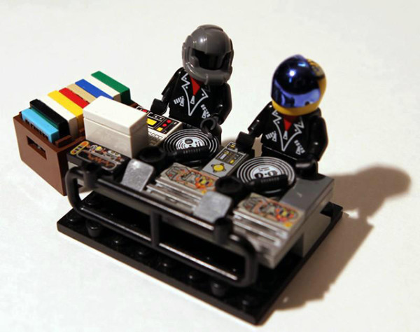 ysQMl8s 600x474 LEGO Daft Punk