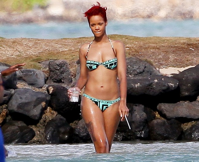 1337966451 rihanna 2009 zoom 650x530 10 Most Controversial Celebrities Of 2013