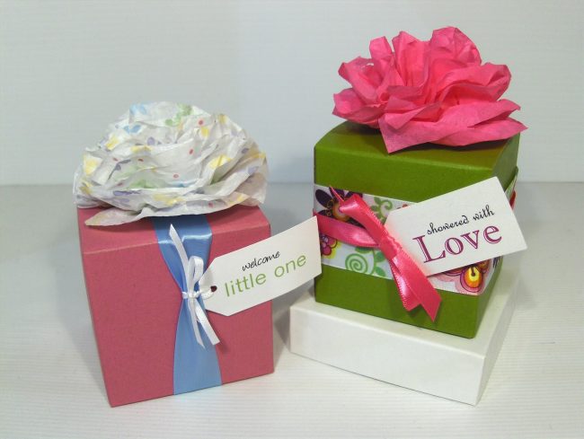Mini Tissue Flowers Samples HPIM85521 650x489 Examples Of Creative Gift Wrapping   Vital For Success Of Online Gift Stores