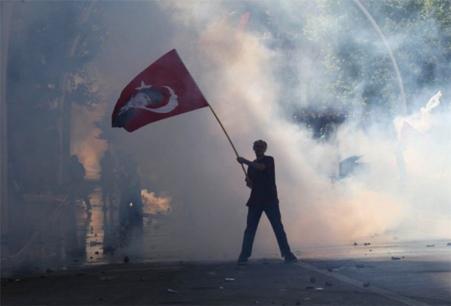 Turkish Protests in Photography1 650x442 Turkish Protests in Photography (20 pics)