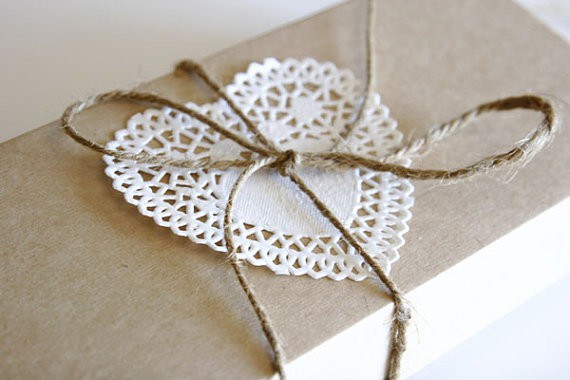 kraft box with doily twine trim1 Examples Of Creative Gift Wrapping   Vital For Success Of Online Gift Stores