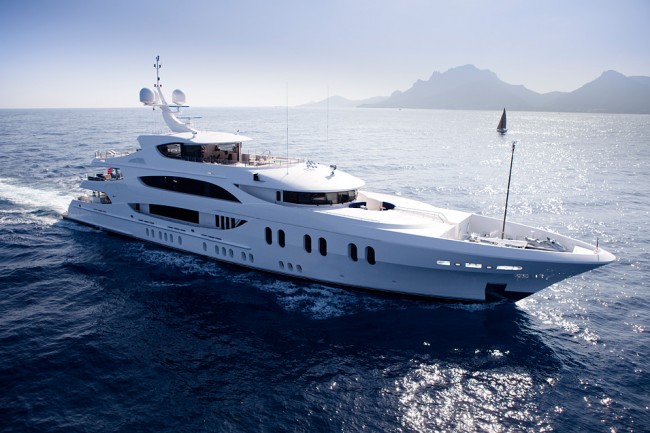 trinity yachts lady linda 01 650x433 Luxury Private Yacht Lady Linda