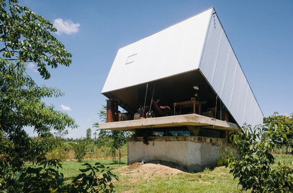 Caja Obscura in Paraguay Caja Obscura - A rural house with convertible roofing system