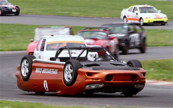 Jeff Bloch upside down race car3 American builds incredible 'Upside Down' car, races on the roof of his car