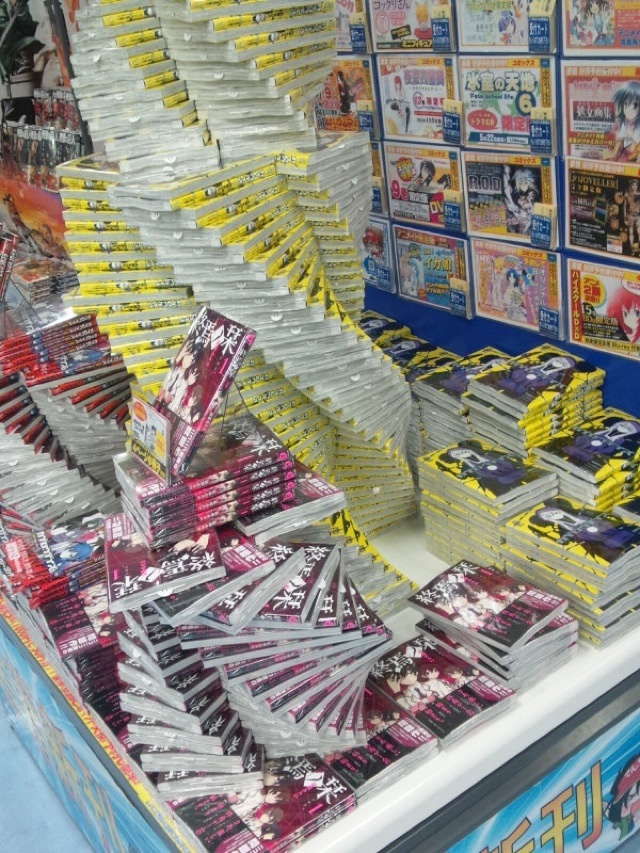 boeken japan stapels 3 In Japan, Bookstores Stack Their Goods into Towers via @ongezondnl