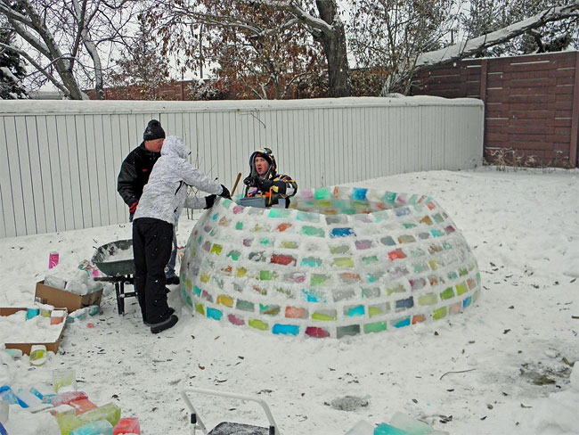 1028 Man Builds Amazing Igloo Using Frozen Milk Cartons