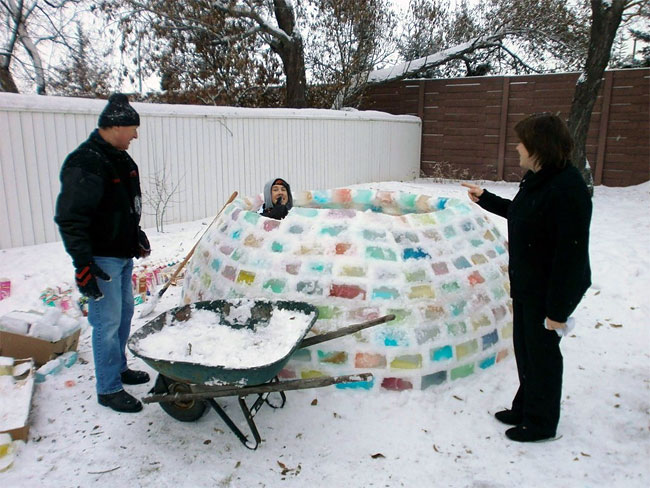 1146 Man Builds Amazing Igloo Using Frozen Milk Cartons