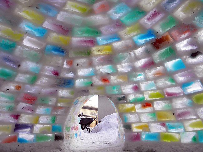 1225 Man Builds Amazing Igloo Using Frozen Milk Cartons