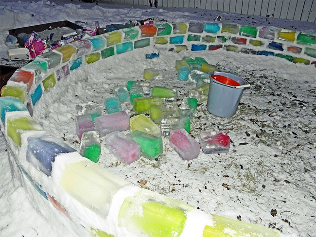 640 Man Builds Amazing Igloo Using Frozen Milk Cartons