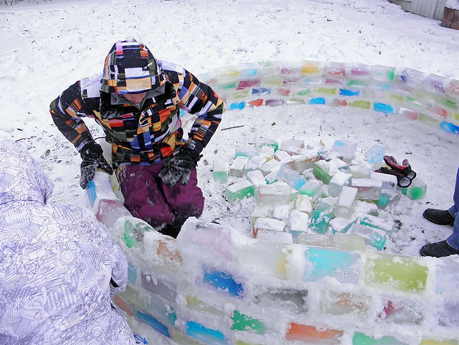930 Man Builds Amazing Igloo Using Frozen Milk Cartons