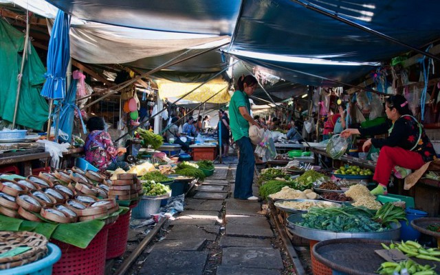 1356897208 2b 640x401 Maeklong Ferroviária Mercado