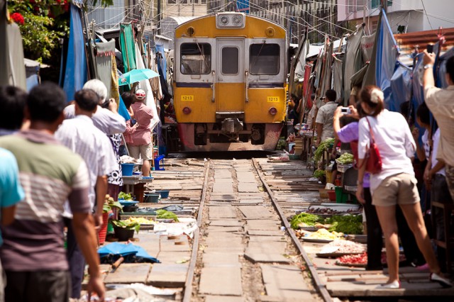 1356897208 6c 640x426 Maeklong Ferroviária Mercado