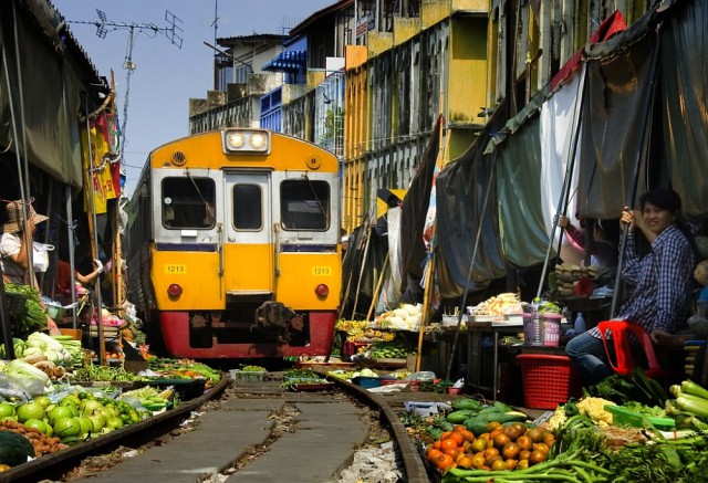 1356897242 6 640x437 Maeklong Ferroviária Mercado