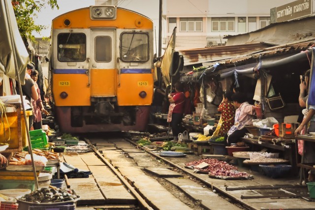 1356897250 6d 640x426 Maeklong Ferroviária Mercado