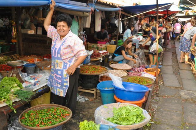 1356897256 3 640x426 Maeklong Ferroviária Mercado