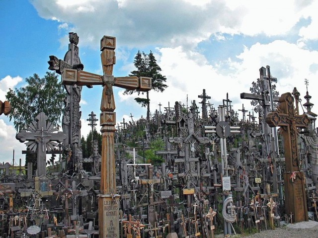 1360054063 3 640x479 Hill of Crosses in Lithuania