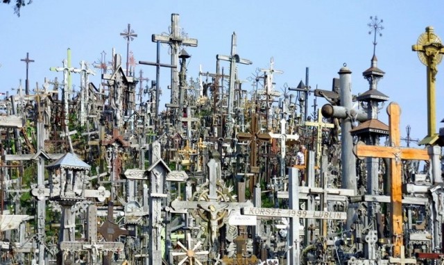 1360054109 1 640x382 Hill of Crosses in Lithuania