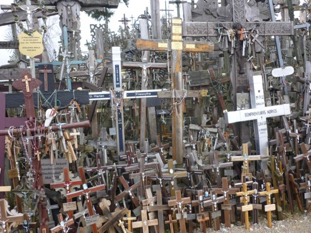 1360054110 6 640x480 Hill of Crosses in Lithuania